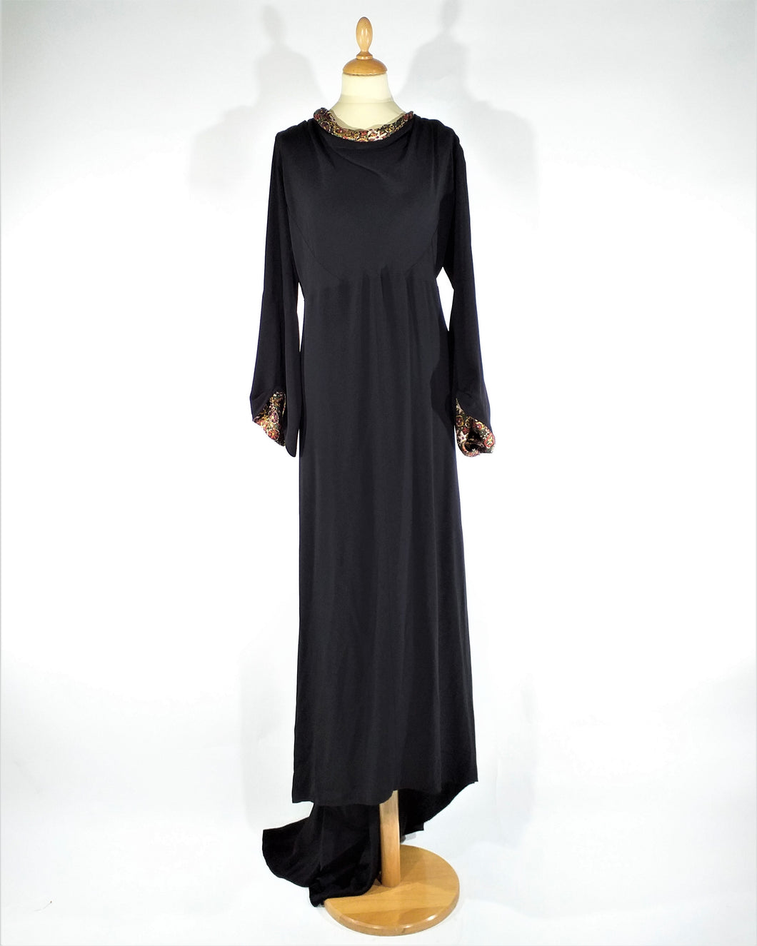 Magnifique robe de soirée en crêpe noir '1930 magnificent evening dress of black crêpe