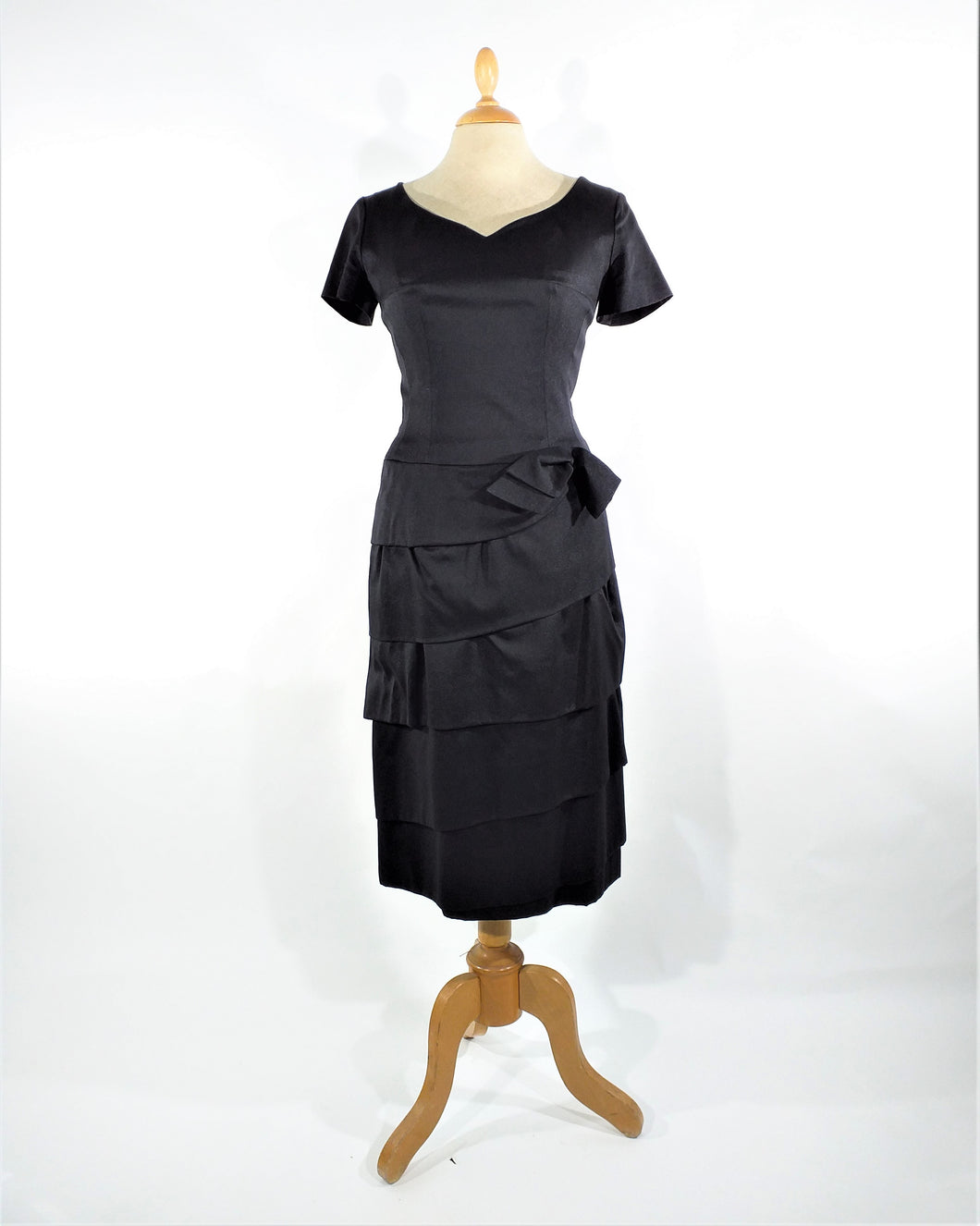 robe de cocktail noire légèrement satiné '1950 black cocktail dress lightly satiné