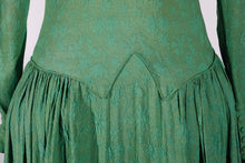 Charger l&#39;image dans la galerie, rare robe de soirée soie verte et doré &#39;1940 rare evening dress green and golden silk
