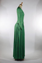 Charger l&#39;image dans la galerie, rare robe de soirée soie verte et doré &#39;1940 rare evening dress green and golden silk
